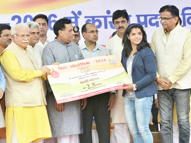 ಸಾಕ್ಷಿ ತವರಿಗೆ ಆಗಮನ; ಹರ್ಯಾಣ ಸರಕಾರದಿಂದ 2.5 ಕೋ. ರೂ.ನಗದು ಪುರಸ್ಕಾರ