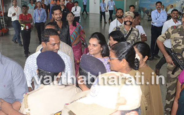 ಮಂಗಳೂರಿನಲ್ಲಿ ನಟಿ ರಮ್ಯಾರ ಕಾರಿಗೆ ಮೊಟ್ಟೆ ಎಸೆತ,ಲಾಠಿ ಪ್ರಹಾರ, ಹಲವರು ವಶಕ್ಕೆ