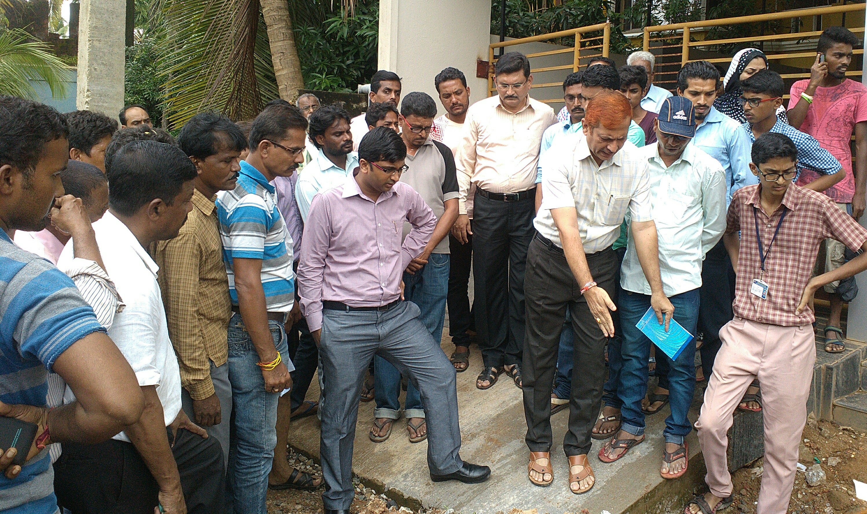 ಜೆಸಿಬಿ ತಡೆದು ಪ್ರತಿಭಟನೆ: ಡಿಸಿ ಮಧ್ಯ ಪ್ರವೇಶ