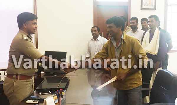 ಲಕ್ಷಾಂತರ ರೂ.ಮೌಲ್ಯದ ಚಿನ್ನಾಭರಣವಿದ್ದ ಬ್ಯಾಗ್ ಮರಳಿಸಿ ಪ್ರಾಮಾಣಿಕತೆ ಮೆರೆದ ಆಟೊ ಚಾಲಕ