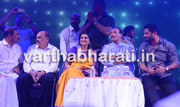 ಮಂಗಳೂರು: ರಮ್ಯಾ ಇದ್ದ ವೇದಿಕೆಗೆ ಕಲ್ಲು, ಶೂ ಎಸೆತ