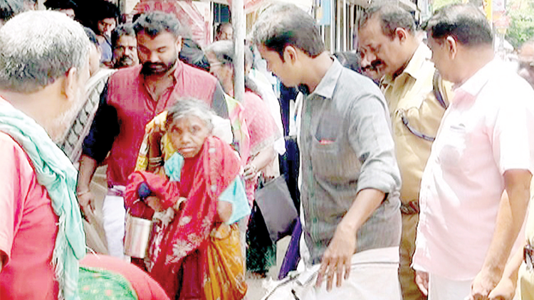 ಅಂಗಡಿಬಾಗಿಲಲ್ಲಿ ಮಲಗುವ ಈ ದೀದಿ ಲಕ್ಷಾಧಿಪತಿ !