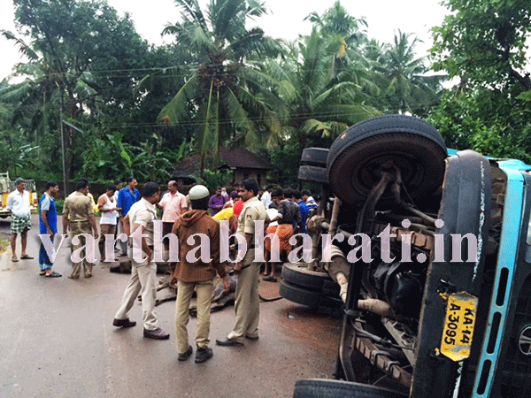 ಕಲ್ಲಡ್ಕ: ಜಾನುವಾರು ಸಾಗಾಟದ ಲಾರಿ ಪಲ್ಟಿ; 3 ಜಾನುವಾರು ಸಾವು