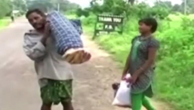 ಪತ್ನಿಯ ಶವ ಹೊತ್ತವನಿಗೆ ಆಕೆಯ ಅಂತಿಮ ಸಂಸ್ಕಾರ ಮಾಡಲು ಬಿಡದ ಸರಕಾರಿ ಅಧಿಕಾರಿಗಳು