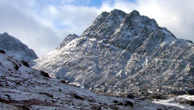 ಸ್ಮಾರ್ಟ್ ಫೋನ್‌ನಲ್ಲಿ ದಾರಿ ನೋಡಿ ಎಡವಿದ ಪರ್ವತಾರೋಹಿ ದಂಪತಿ, ಪತ್ನಿ ಸಾವು