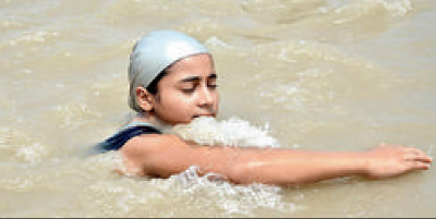 ವಿಭಿನ್ನವಾಗಿ ಜನತೆಗೆ ‘ಕ್ಲೀನ್ ಗಂಗಾ’ ಸಂದೇಶ ನೀಡುತ್ತಿದ್ದಾಳೆ 11ರ ಬಾಲೆ