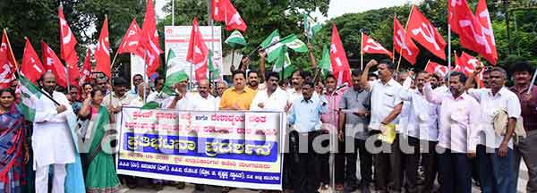 ಪ್ರವೀಣ್ ಪೂಜಾರಿ ಹತ್ಯೆ, ದಲಿತ ಅಲ್ಪಸಂಖ್ಯಾತರ ಮೇಲಿನ ದಾಳಿ ಖಂಡಿಸಿ ಎಡಪಕ್ಷಗಳಿಂದ ಪ್ರತಿಭಟನೆ