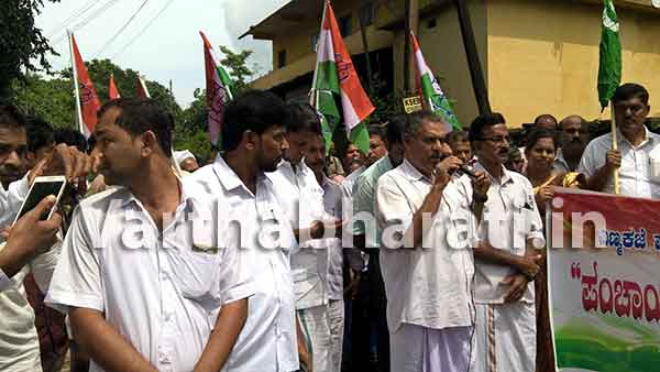 ಎಣ್ಮಕಜೆ ಗ್ರಾ.ಪಂ.ಆಡಳಿತ ವೈಫಲ್ಯ ಆರೋಪ: ಐಕ್ಯರಂಗದಿಂದ ಧರಣಿ