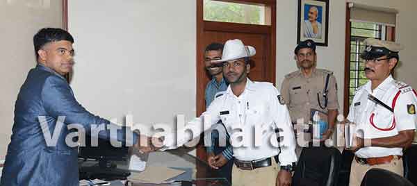 ಹಣವನ್ನು ಮರಳಿಸಿದ ಟ್ರಾಫಿಕ್ ಸಿಬ್ಬಂದಿಗೆ ಬಹುಮಾನ