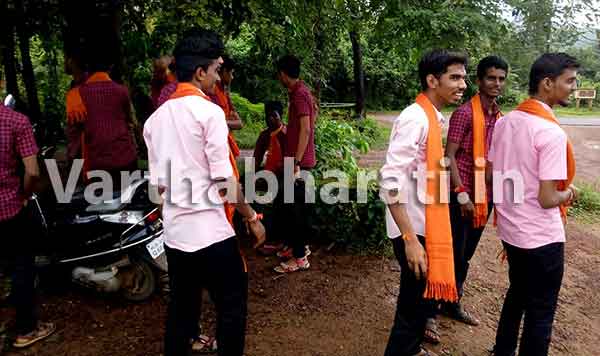 ಸ್ಕಾರ್ಫ್ ನಿಲ್ಲಿಸಲು ಕೇಸರಿ ಶಾಲು ಧರಿಸುತ್ತಿರುವ ವಿದ್ಯಾರ್ಥಿಗಳು