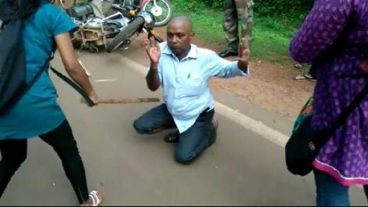 ಕೀಟಲೆಕೊಟ್ಟ ರೋಡ್‌ರೋಮಿಯೊಗೆ ತಕ್ಕಶಾಸ್ತಿ ಮಾಡಿದ ವಿದ್ಯಾರ್ಥಿನಿಯರು : ವೀಡಿಯೊ