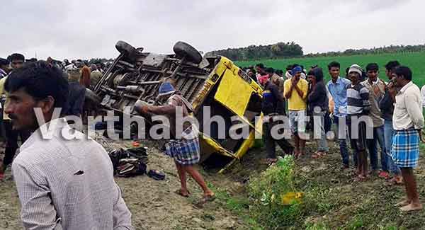 ದಾರಿ ನೀಡುವ ಧಾವಂತಕ್ಕೆ ಶಾಲಾ ಬಸ್ ಪಲ್ಟಿ: ಮಗು ಮೃತ್ಯು