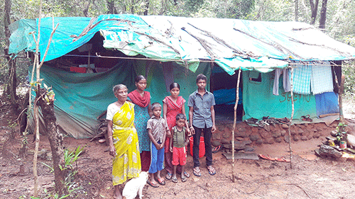 ಅಟ್ರಿಂಜೆ ನದಿದಡದಲ್ಲಿ ಕೊರಗ ಕುಟುಂಬಗಳ ಹೀನಾಯ ಬದುಕು ಅಟ್ರಿಂಜೆ ನದಿದಡದಲ್ಲಿ ಕೊರಗ ಕುಟುಂಬಗಳ ಹೀನಾಯ ಬದುಕು