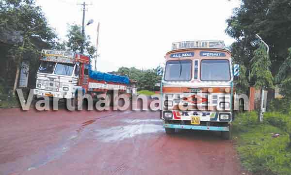 ಹೊಸಂಗಡಿ: ಮರಳು ಸಾಗಿಸುತ್ತಿದ್ದ ಎರಡು ಲಾರಿಗಳ ವಶ
