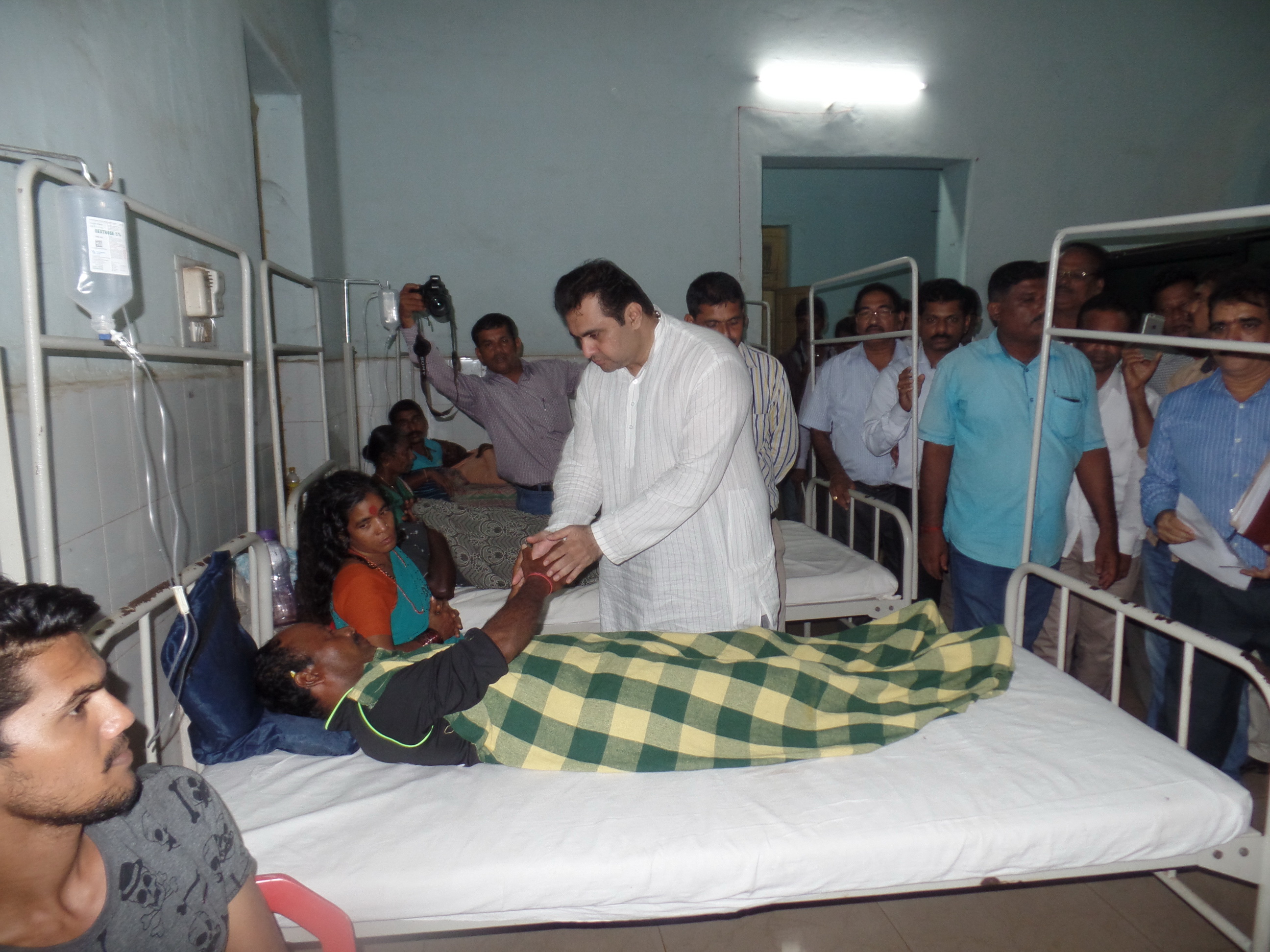 ಮೀನುಗಾರಿಕಾ ದೋಣಿ ದುರಂತ ಸಂತ್ರಸ್ತರನ್ನು  ಭೇಟಿಯಾದ ಸಚಿವ ಮಧ್ವರಾಜ್