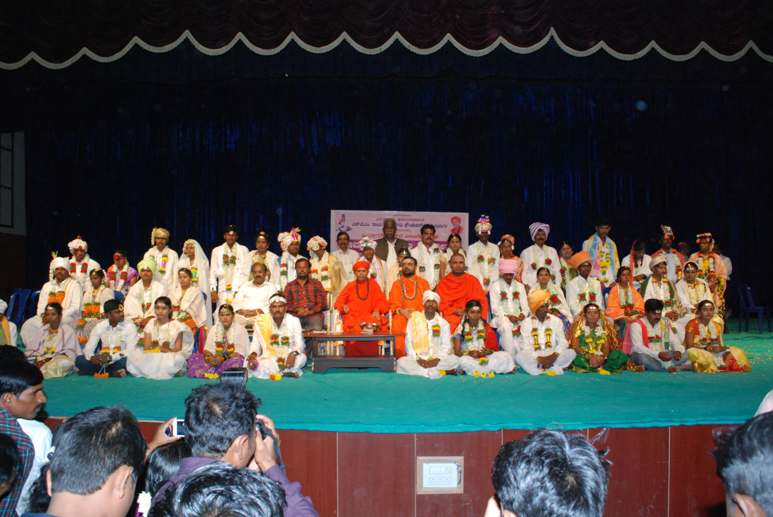 ಹುತ್ತಕ್ಕೆ ಹಾಲು ಎರೆಯದೆ ಹಸಿದ ಮಕ್ಕಳಿಗೆ ನೀಡಿ: ಮುರುಘಾ ಶರಣರು