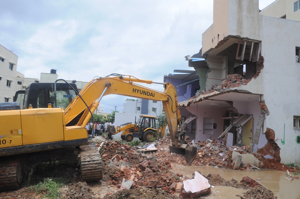 ರಾಜಧಾನಿಯಲ್ಲಿ ಪೊಲೀಸ್ ಭದ್ರತೆಯಲ್ಲಿ ಜೆಸಿಬಿಗಳ ಘರ್ಜನೆ