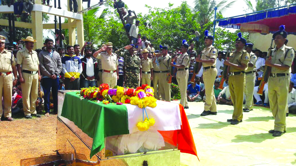 ಕೋಲಾರದಲ್ಲಿ ಯೋಧ ರಾಜೇಶ್ ಅಂತ್ಯಸಂಸ್ಕಾರ