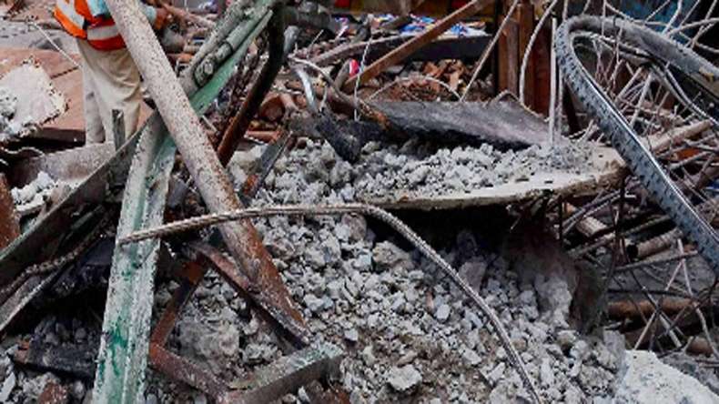 ನಿರ್ಮಾಣ ಹಂತದ ಕಟ್ಟಡ ಕುಸಿತ: ಪಕ್ಕದ 5 ಕಟ್ಟಡದಲ್ಲಿ ಬಿರುಕು