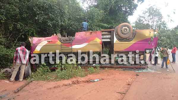 ಆಗುಂಬೆ ಬಳಿ ಬಸ್-ಕಾರು ಢಿಕ್ಕಿ: ಢಿಕ್ಕಿಯ ರಭಸಕ್ಕೆ 3 ಬಾರಿ ಪಲ್ಟಿಯಾದ ಬಸ್