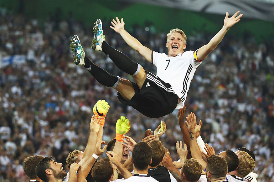 ಗೆಲುವು, ಕಣ್ಣೀರಿನೊಂದಿಗೆ ಫುಟ್ಬಾಲ್‌ಗೆ ವಿದಾಯ ಹೇಳಿದ   ಜರ್ಮನಿ ಆಟಗಾರ ಬಾಸ್ಟಿಯನ್ ಶ್ವೆನ್‌ಸ್ಟಿಗರ್