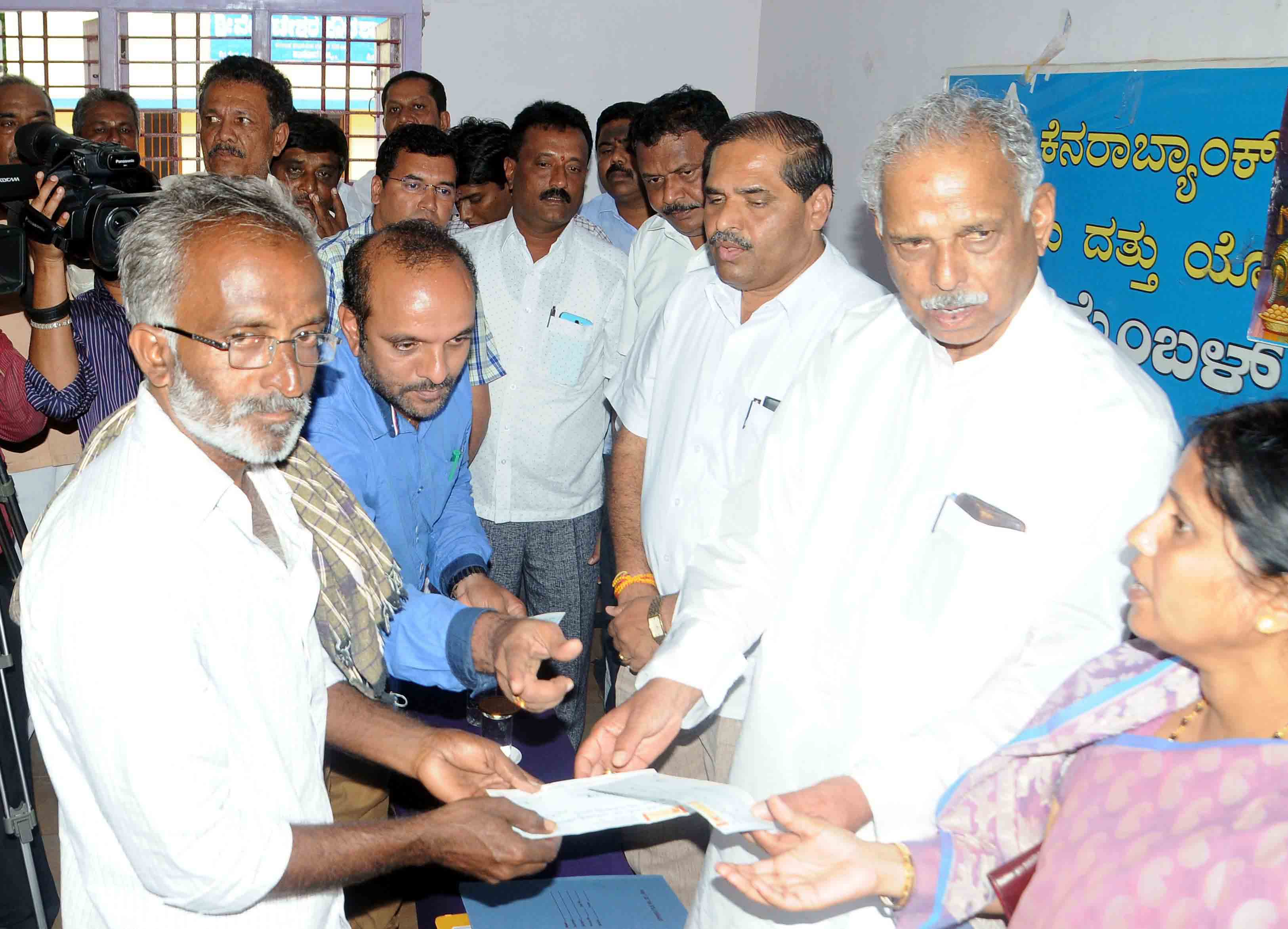 ಮೃತರ ಕುಟುಂಬಗಳಿಗೆ 1 ಲಕ್ಷ ರೂ. ಪರಿಹಾರ ವಿತರಣೆ