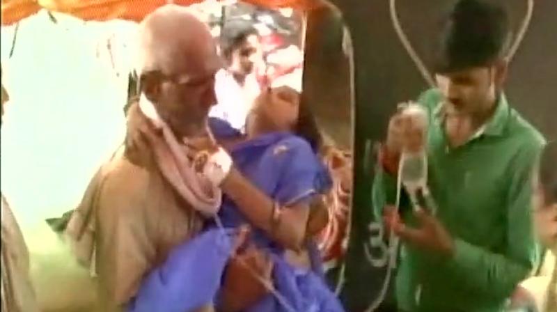 ಗರ್ಭಿಣಿ ಸೊಸೆಯನ್ನು ಹೆಗಲಲ್ಲೇ ಹೊತ್ತು ಆಸ್ಪತ್ರೆಗೊಯ್ದ ಮಾವ :ಮಹಿಳೆಯ ಸಾವು