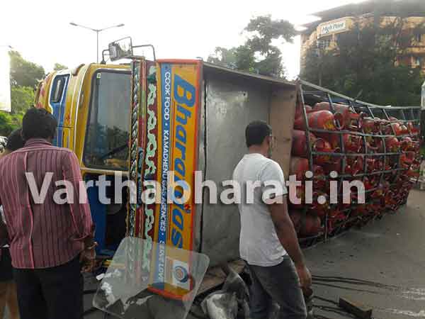 ನಂತೂರು: ಕಂಟೈನರ್ ಢಿಕ್ಕಿ ಹೊಡೆದು ಅನಿಲ ಸಿಲಿಂಡರ್ ಸಾಗಾಟದ ಲಾರಿ ಪಲ್ಟಿ