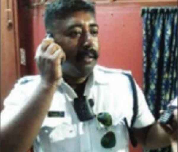 ತಲೆಹಿಡುಕರಿಂದ ಯುವತಿಯನ್ನು ಬಚಾವ್ ಮಾಡಿದ ಟ್ರಾಫಿಕ್ ಪೇದೆ