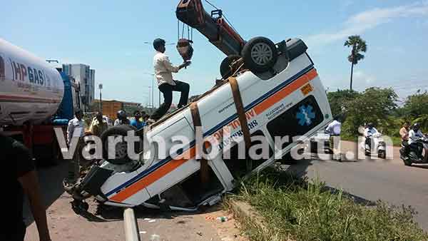 ಕೂಳೂರು: ವಿದ್ಯುತ್‌ಕಂಬಕ್ಕೆ ಢಿಕ್ಕಿಯಾಗಿ ಆ್ಯಂಬುಲೆನ್ಸ್ ಪಲ್ಟಿ