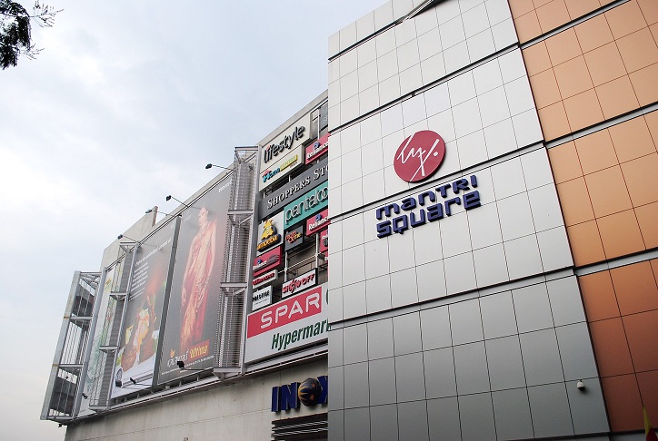 ಕನ್ನಡಪರ ಸಂಘಟನೆಗಳಿಂದ ಮಂತ್ರಿಮಾಲ್‌ಗೆ ನುಗ್ಗಲು ಯತ್ನ