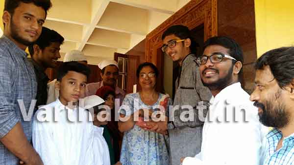 ಉಡುಪಿ: ಸರ್ವಧರ್ಮೀಯರಿಗೆ ಸಿಹಿ ಹಂಚಿ ಈದುಲ್ ಅಝ್ ಹಾ ಆಚರಣೆ