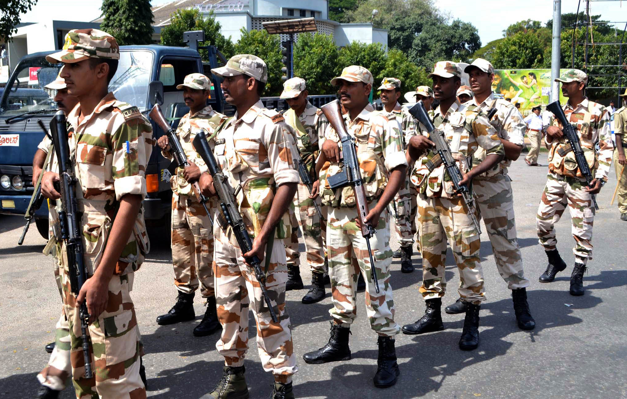 ನಗರಕ್ಕೆ ಅರೆಸೇನಾ ಪಡೆ ಆಗಮನ, ಕಿಡಿಗೇಡಿಗಳ ಬಂಧನ