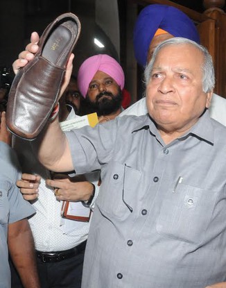 ಕಾಂಗ್ರೆಸ್ ಶಾಸಕನಿಂದ ಪಂಜಾಬ್ ಸಚಿವನ ಮೇಲೆ ಶೂ ಎಸೆತ!