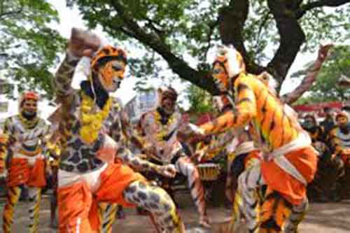 ಹುಲಿವೇಷ ಹಾಕಿ 4 ಬಡ ಕುಟುಂಬಗಳಿಗೆ ಧನಸಹಾಯಗೈದ ಯುವಕರ ತಂಡ