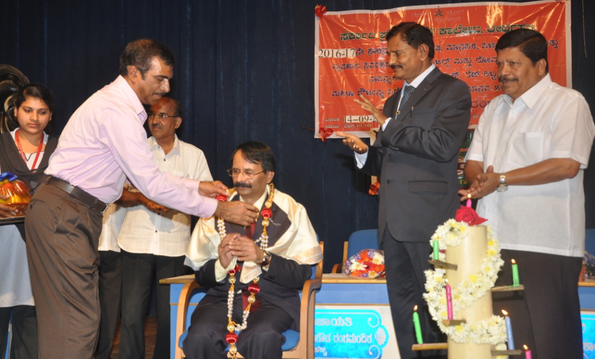 ವಿದ್ಯಾರ್ಥಿಗಳಲ್ಲಿ ಸಮಾಜಮುಖಿ ಚಿಂತನೆ ಮೈಗೂಡಲಿ: ಪ್ರೊ. ಜೋಗನ್‌ಶಂಕರ್