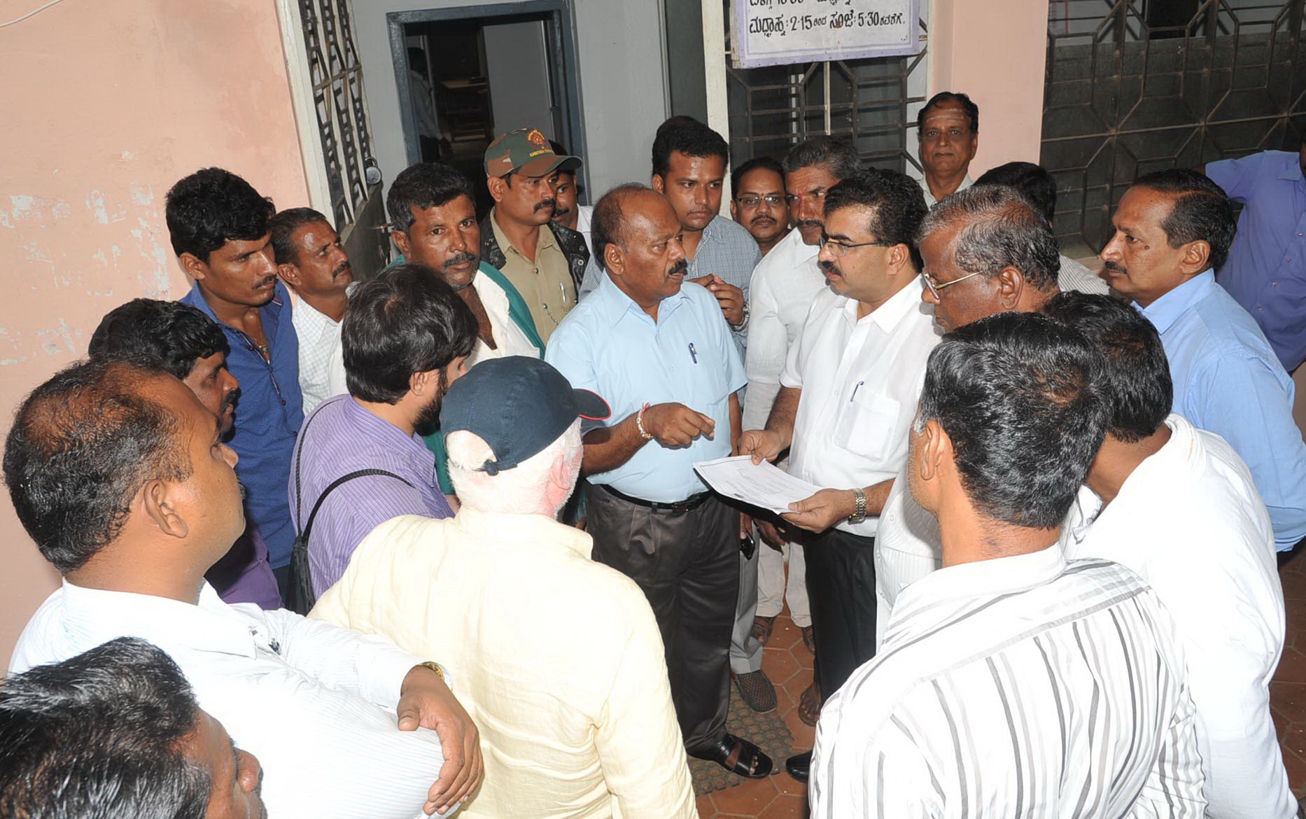 ಕಚೇರಿಗೆ  ಮುತ್ತಿಗೆ  ಹಾಕಿ ಪ್ರತಿಭಟಿಸಿದ ರೈತರು