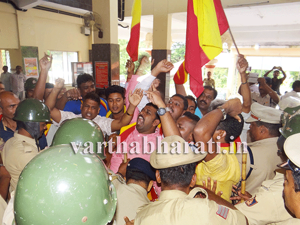 ಉಡುಪಿ: ರೈಲ್ ರೋಕೊ ನಡೆಸಲು ಮುಂದಾದ ಕರವೇ ಕಾರ್ಯಕರ್ತರ ಬಂಧನ