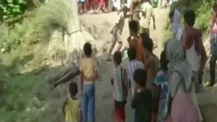 ಮೃತದೇಹವನ್ನು ಕೆಲವು ಮೀಟರ್ ಎಳೆದೊಯ್ದ ಪೊಲೀಸರು !