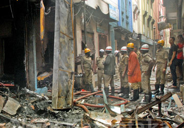 ಇನ್ಶೂರೆನ್ಸ್‌ ಹಣಕ್ಕೆ ತನ್ನ  ಅಂಗಡಿಗೆ ಬೆಂಕಿ ಹಚ್ಚಿದ  ಮಾಲೀಕ ...!