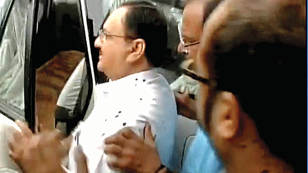 ಸಚಿವ ನಡ್ಡಾಗೆ ಮಸಿ ಎರಚಿದ ವಿದ್ಯಾರ್ಥಿಗಳು