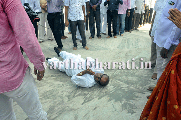 ಕಾವೇರಿ ಜಲವಿವಾದ: ಸೌಹಾರ್ದಯುತವಾಗಿ ಬಗೆಹರಿಯಲು ಪೂಜಾರಿಯಿಂದ ಉರುಳುಸೇವೆ