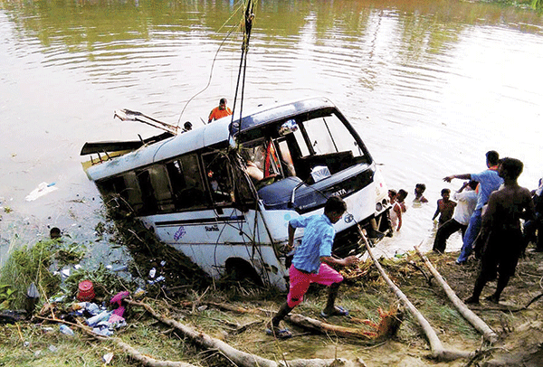 ಬಿಹಾರ: ಕೆರೆಗೆ ಉರುಳಿದ ಬಸ್ 50 ಮಂದಿ ಮೃತಪಟ್ಟಿರುವ ಶಂಕೆ