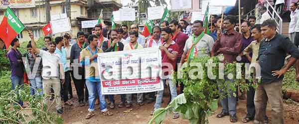 ಬಂಟ್ವಾಳ: ರಸ್ತೆ, ಚರಂಡಿ ದುರಸ್ತಿಗೆ ಆಗ್ರಹಿಸಿ ಎಸ್‌ಡಿಪಿಐನಿಂದ ಧರಣಿ