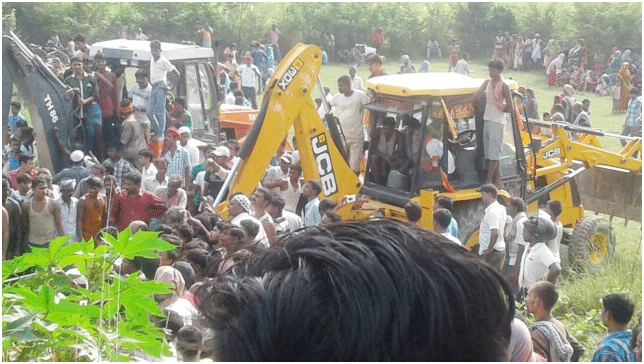 ಸೈಕಲ್ ಸವಾರನನ್ನು ಉಳಿಸುವ ಭರದಲ್ಲಿ ನದಿಗುರುಳಿದ ಬಸ್ : 50 ಮಂದಿ ಬಲಿ ?