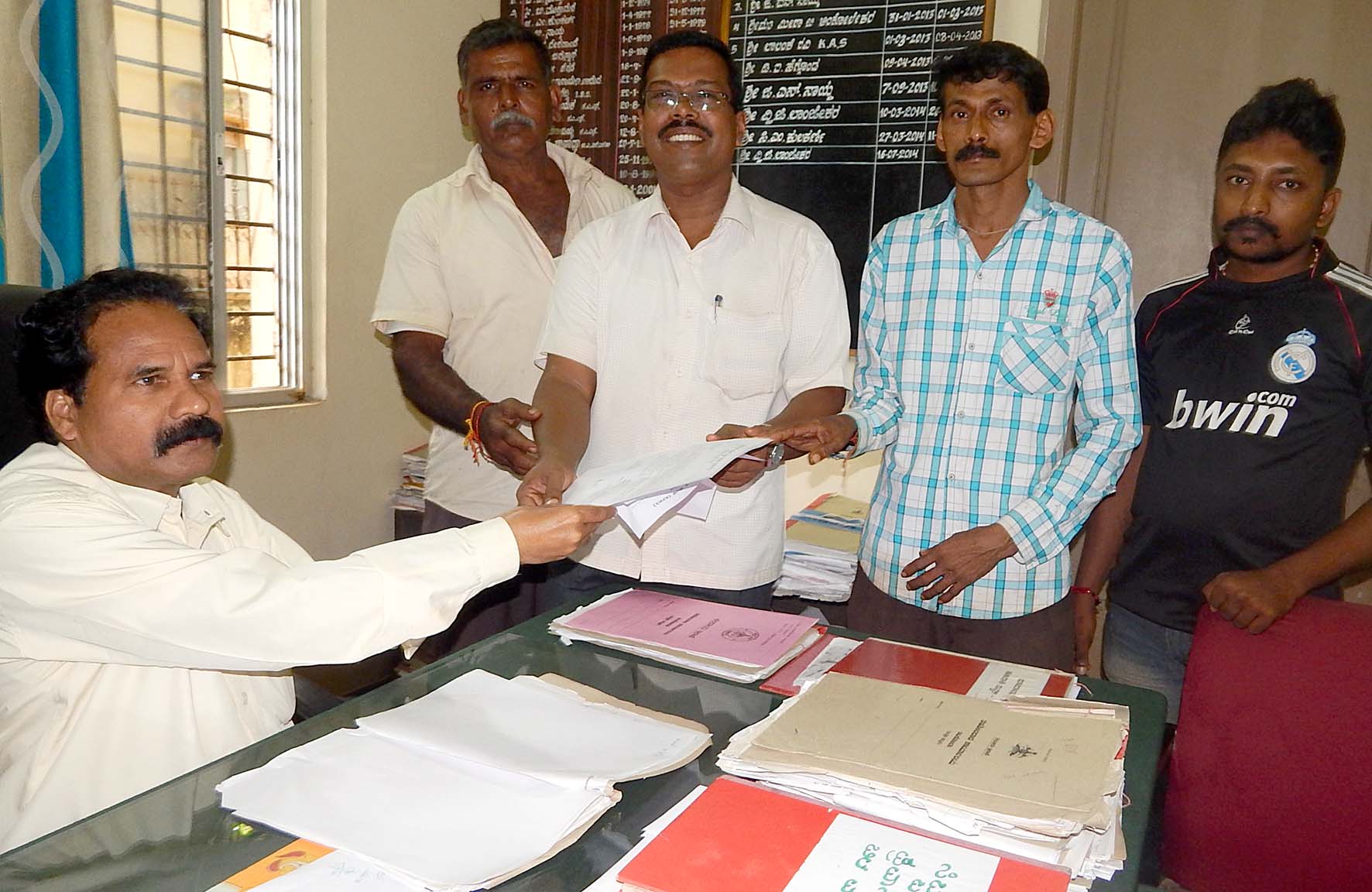 ಇಂಧನ ಬೆಲೆ ಏರಿಕೆ ವಿರೋಧಿಸಿ ತಹಶೀಲ್ದಾರ್‌ಗೆ ಮನವಿ