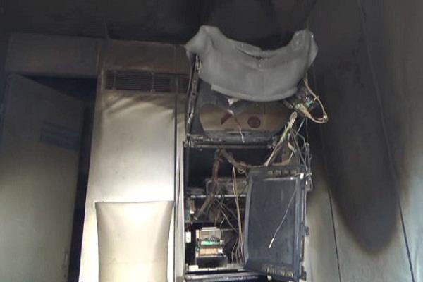 ಗ್ಯಾಸ್‌ ಕಟರ್‌ನಿಂದ ಎಟಿಎಂ ಒಡೆದ ಕಳ್ಳರು !