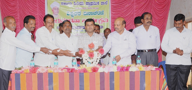 ಗುರು-ಹಿರಿಯರನ್ನು ಗೌರವಿಸದ ಶಿಕ್ಷಣ ವ್ಯರ್ಥ: ಡಾ. ನಾಗೇಂದ್ರಪ್ಪ