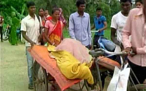 ತಾಯಿಯ ಮೃತದೇಹವನ್ನು ಟ್ರಾಲಿ ರಿಕ್ಷಾದಲ್ಲಿ ಸಾಗಿಸಿದ ಬಡ ಯುವಕ