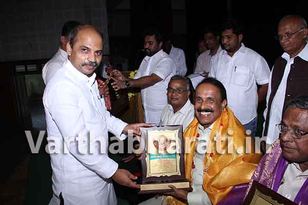 ಡಾ.ಸದಾನಂದ ಪೆರ್ಲರಿಗೆ ಅರಸು ಮತ್ತು ಎಸ್. ಬಂಗಾರಪ್ಪ ಸಾಂಸ್ಕೃತಿಕ ವೇದಿಕೆ ಪ್ರಶಸ್ತಿ